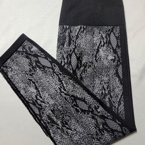Fabletics- High waisted Seamless snakeskin leggings 7/8